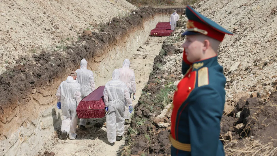 Анализ поимённых списков, реестра наследственных дел и судебной статистики даёт минимальную документально обоснованную оценку потерь российских вооружённых сил — около 352 тысяч погибших. Эта цифра включает как зарегистрированные в ЗАГС, так и признанные погибшими через суд случаи.