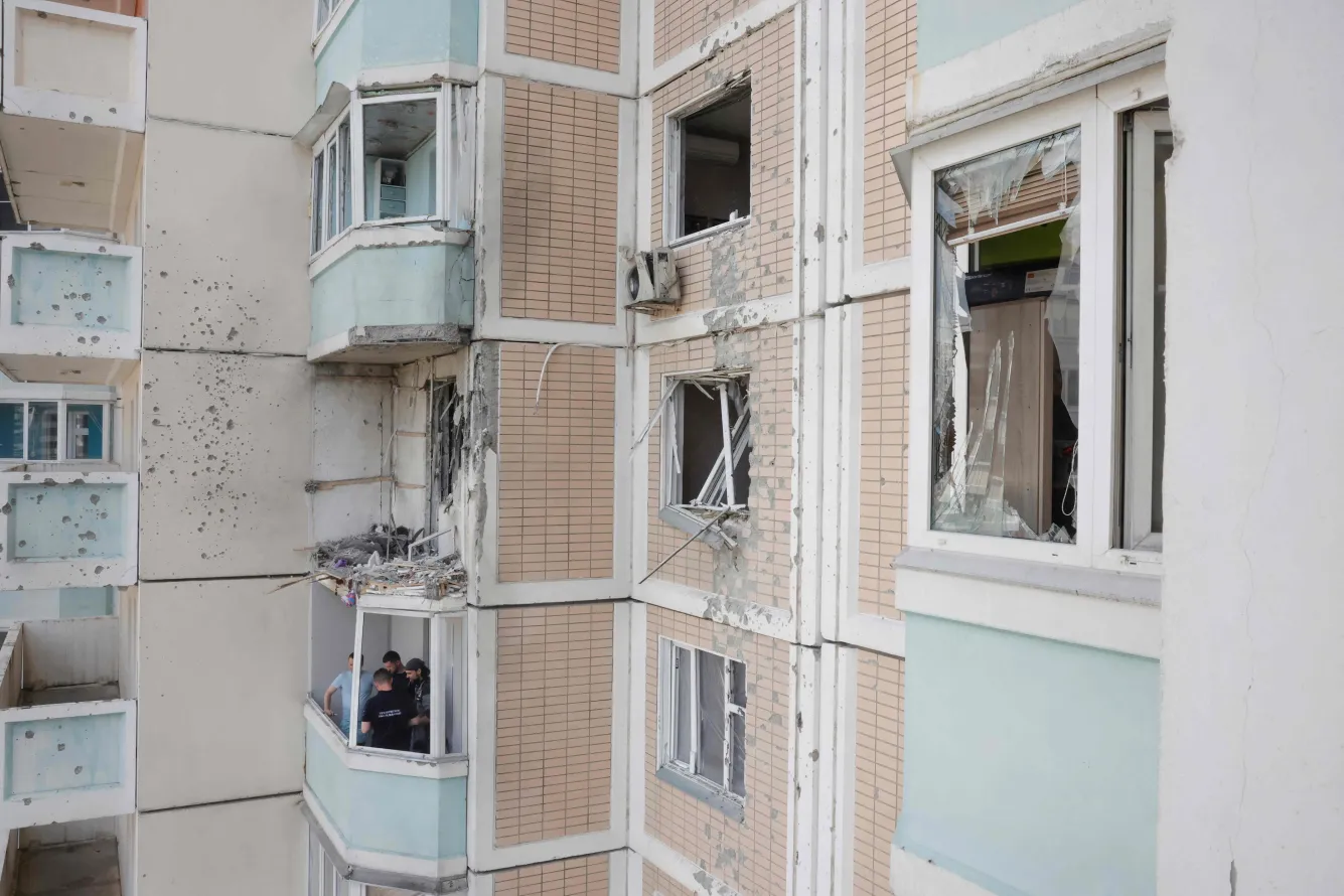 Жители разных городов описывают страх, раздражение, усталость и перемены в отношении к войне после ударов беспилотников по российским городам — от Москвы до провинции.