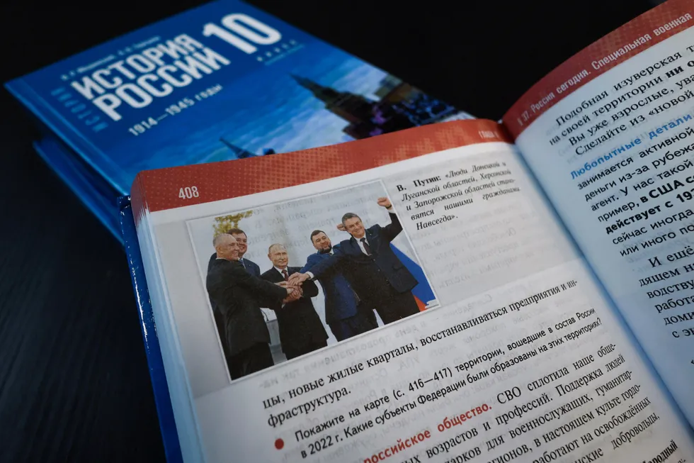 Анализ учебников для 6–9‑х классов показывает системную политику отбора фактов, анахронизмов и идеологических вкраплений, которые формируют у школьников однозначно лояльное к государству восприятие истории.