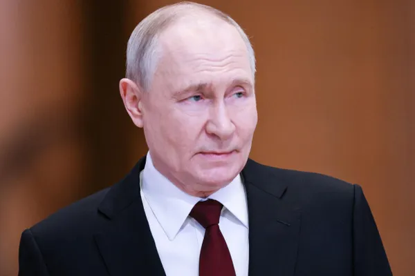 МИД РФ 30 мая объявил об отзыве посла Сергея Копыркина для консультаций — шаг, который рассматривается как дипломатическое предупреждение на фоне сближения Армении с Европейским союзом и обострения политической ситуации перед парламентскими выборами.