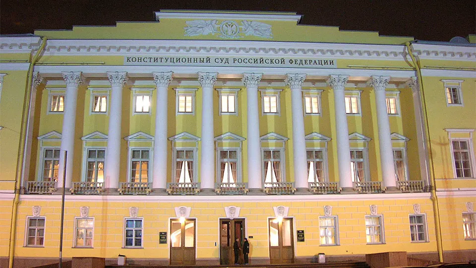 Председатель Конституционного суда заявил, что иски по фактам коррупции нельзя ограничивать обычными сроками давности, поскольку коррупция рассматривается как «конституционный деликт». Такое толкование усиливает правовую базу для изъятий активов.