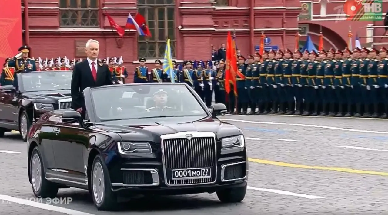 Министр обороны РФ Андрей Белоусов осмотрел войска с участием кабриолета Aurus; этот экземпляр собран в Москве, а аналогичные модели выпускаются в Елабуге.