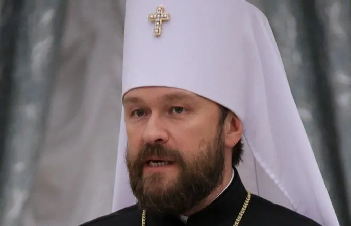 Его и сопровождавшего оператора отпустили без обвинений; экспертиза подтвердила наличие запрещённого вещества, расследование в Чехии продолжается.
