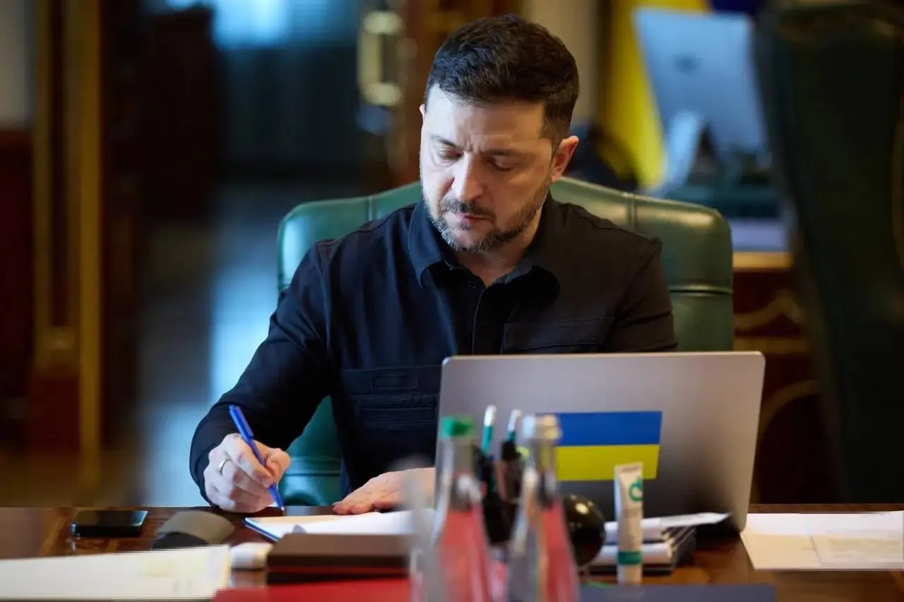 Владимир Зеленский сообщил, что ВСУ начнут прекращение огня с 00:00 в ночь с 5 на 6 мая и будут действовать зеркально в ответ на заявление Минобороны РФ о перемирии 8–9 мая.