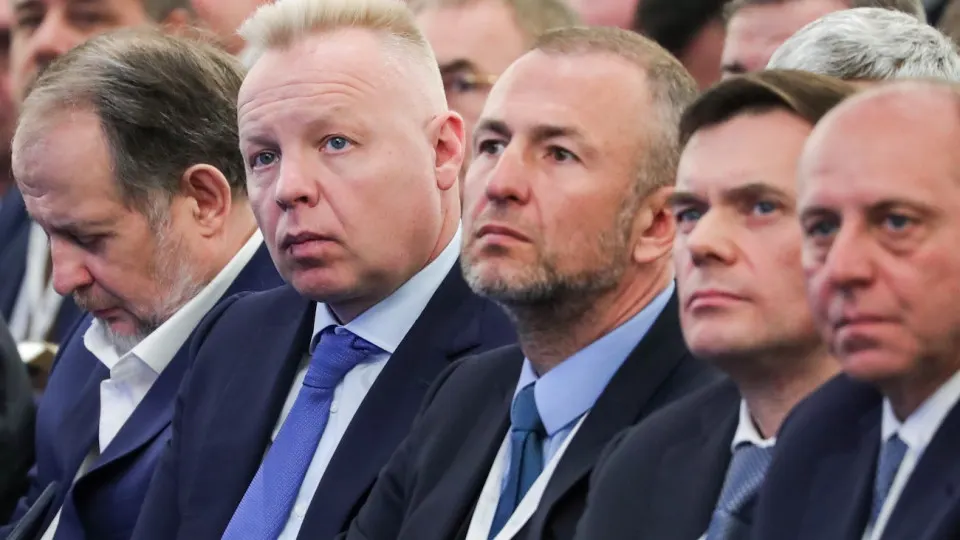 Российские компании просят скрыть от публичного доступа судебные акты и данные участников дел по контрсанкционным искам; инициатива обсуждается в администрации президента и получила частичную поддержку ведомств.