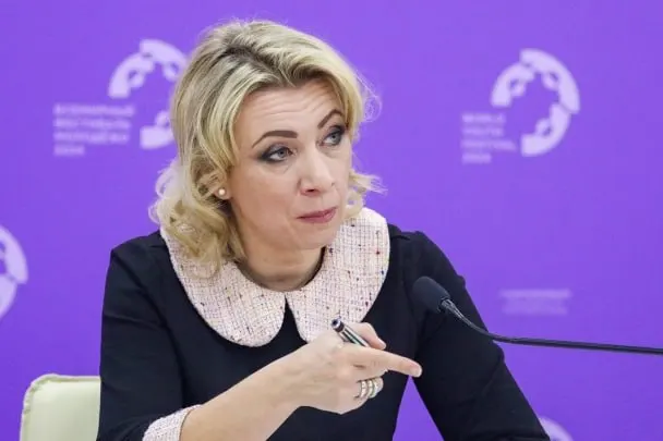 Официальный представитель МИД заявила, что сотрудники Госдепа уведомляют российских дипломатов о том, что их дети, рождённые в США, автоматически признаны американскими гражданами. По её словам, семьи не подавали заявлений и узнали об этом постфактум.