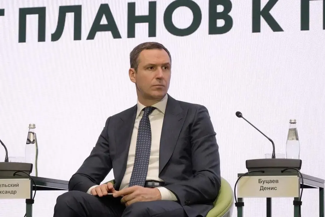 Ему инкриминируют хищение средств «Российского экологического оператора». По данным следствия, Буцаев может находиться в США; расследование связано с проваленной мусорной реформой.