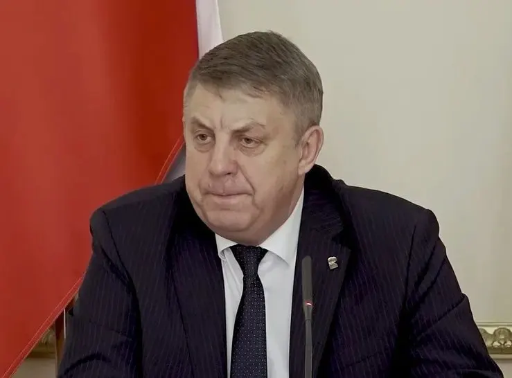 Богомаз подал прошение об отставке 13 мая, а на следующий день занял место в Госдуме от «Единой России». Одновременно с ним ушёл и губернатор Белгородской области Вячеслав Гладков.