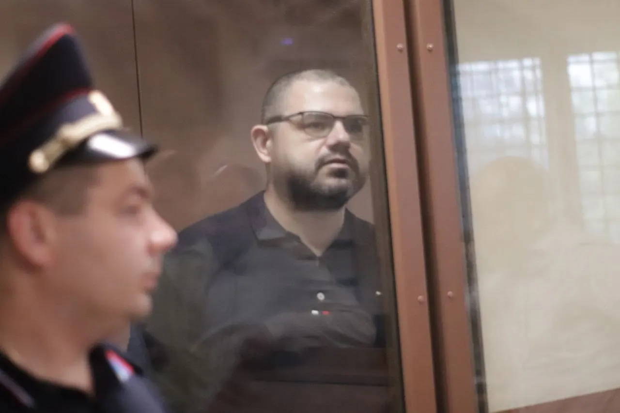 По делу о вымогательстве следствие представило чеки на покупку бытовой техники и мебели на ~75 тыс. рублей; обвиняемый утверждает, что документы сфабрикованы и их включили в материалы задним числом.