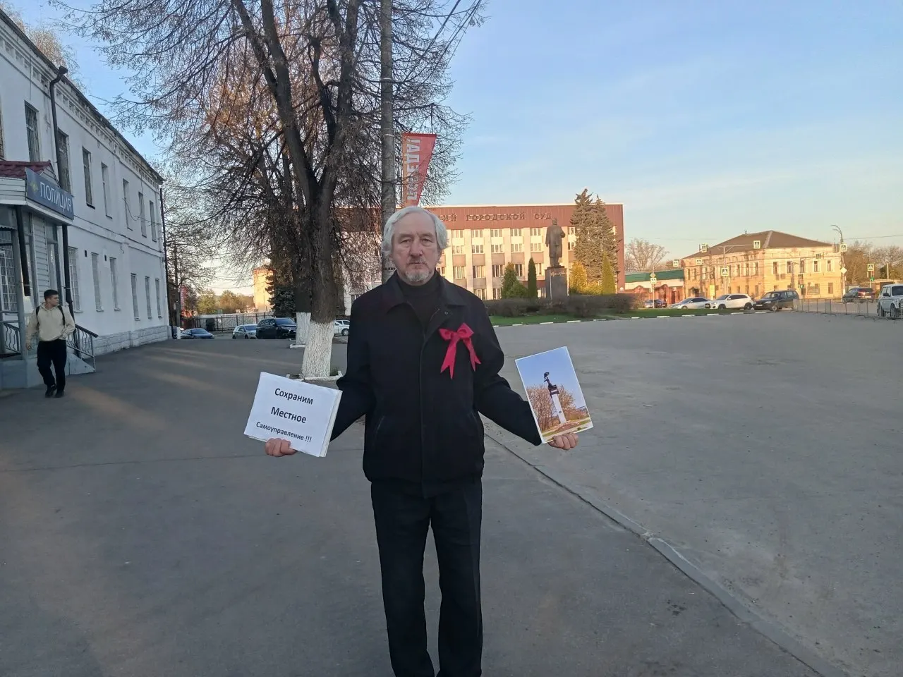 Суд признал Юрия Саенко виновным по части 2 статьи 20.2 КоАП за одиночный пикет 1 мая; подробности о наказании пока не озвучены.