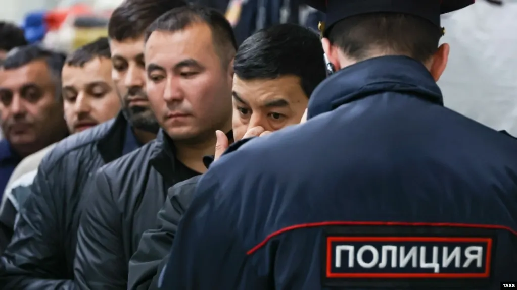 Депутаты предлагают расширить основания для административного выдворения иностранцев и лиц без гражданства — от участия в несогласованных митингах и дискретизации вооружённых сил до призывов к санкциям и мелкого хулиганства. Общее число оснований вырастет до 58.