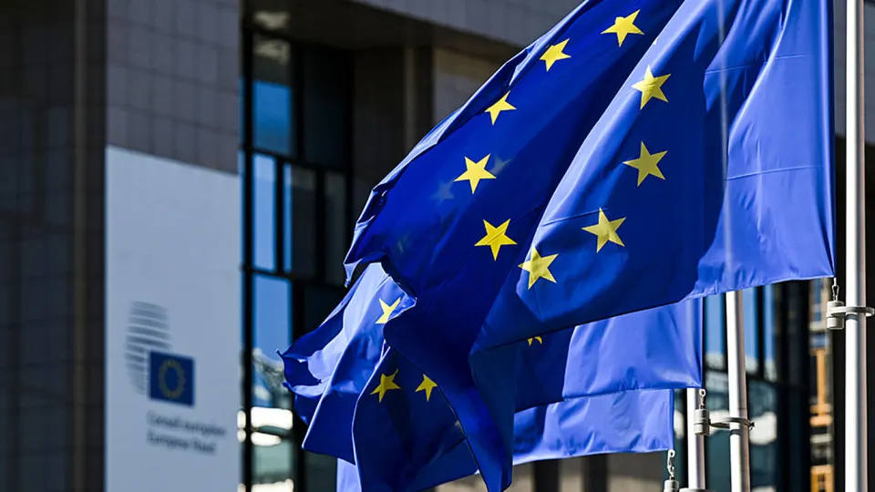 После смены руководства Венгрии в Брюсселе обсуждают идею увеличить периодичность продления санкций с полугода до года. Также обсуждаются ускоренные меры против «теневого флота» и военной промышленности, которые сложно будет заблокировать вето.