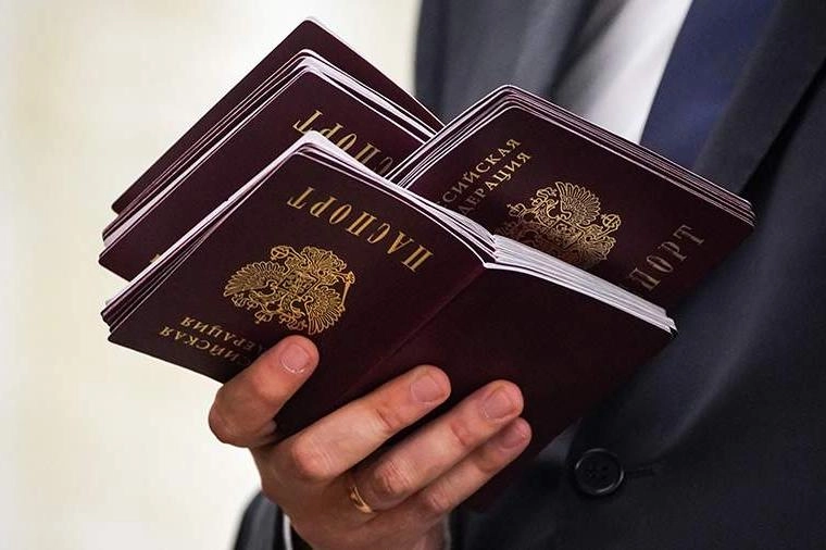 В Госдуме планируют внести поправки, которые позволят иностранцам с непогашенной судимостью получать разрешение на временное проживание, вид на жительство и гражданство, если их привлекли к ответственности за поддержку России или СВО за границей незаконно.