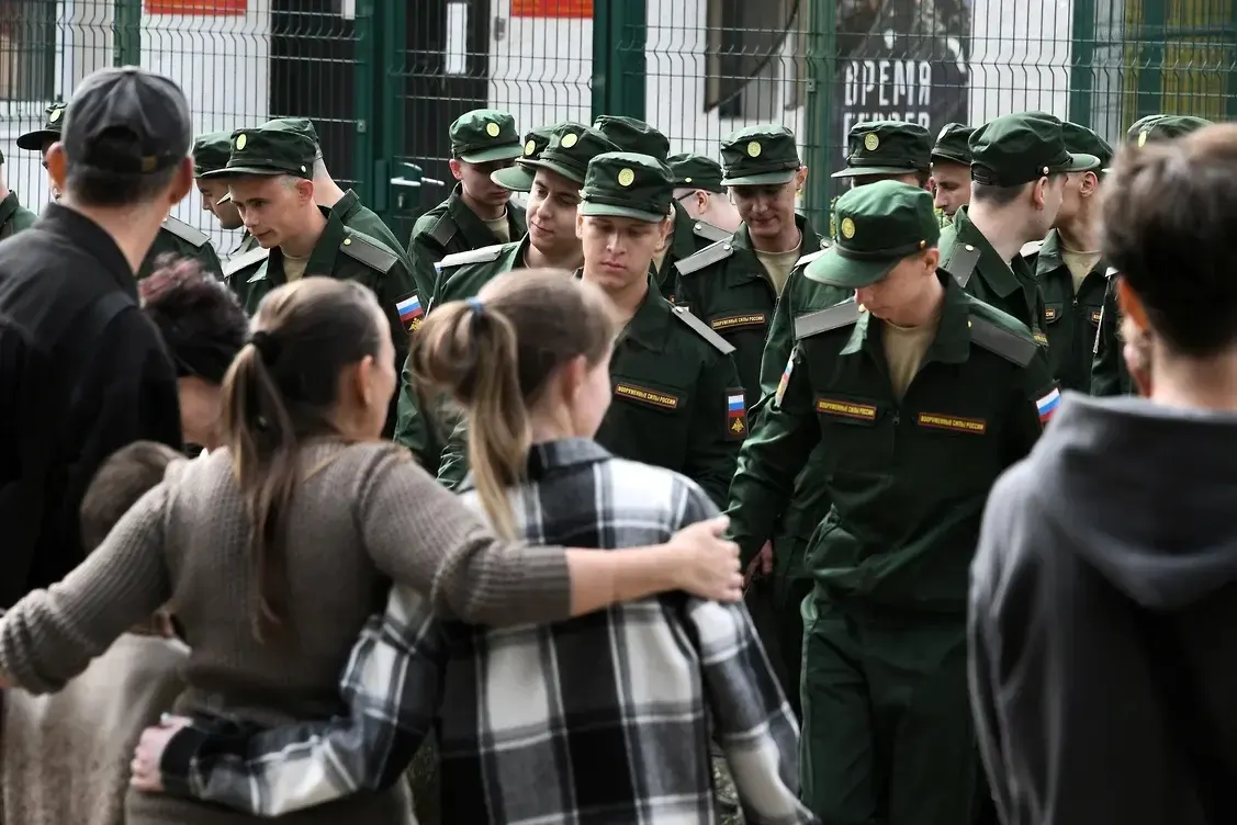 Группа из более 450 женщин обратилась в суды с требованием отменить нормы закона, которые лишают их права на выплаты, если у пары не было общего несовершеннолетнего ребёнка; первый иск уже поступил в Верховный суд РФ.