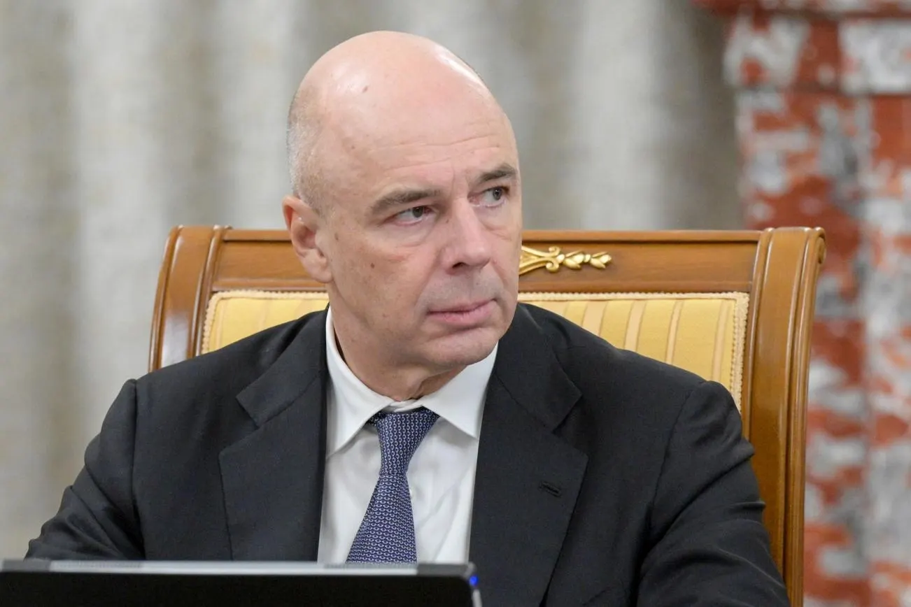 Минфин предложил временно заморозить запланированные расходы на 2,9 трлн рублей — из‑за роста затрат на боевые действия расходы в 2024 году могут превысить бюджет минимум на 2 трлн и до 4 трлн в «негативном сценарии».