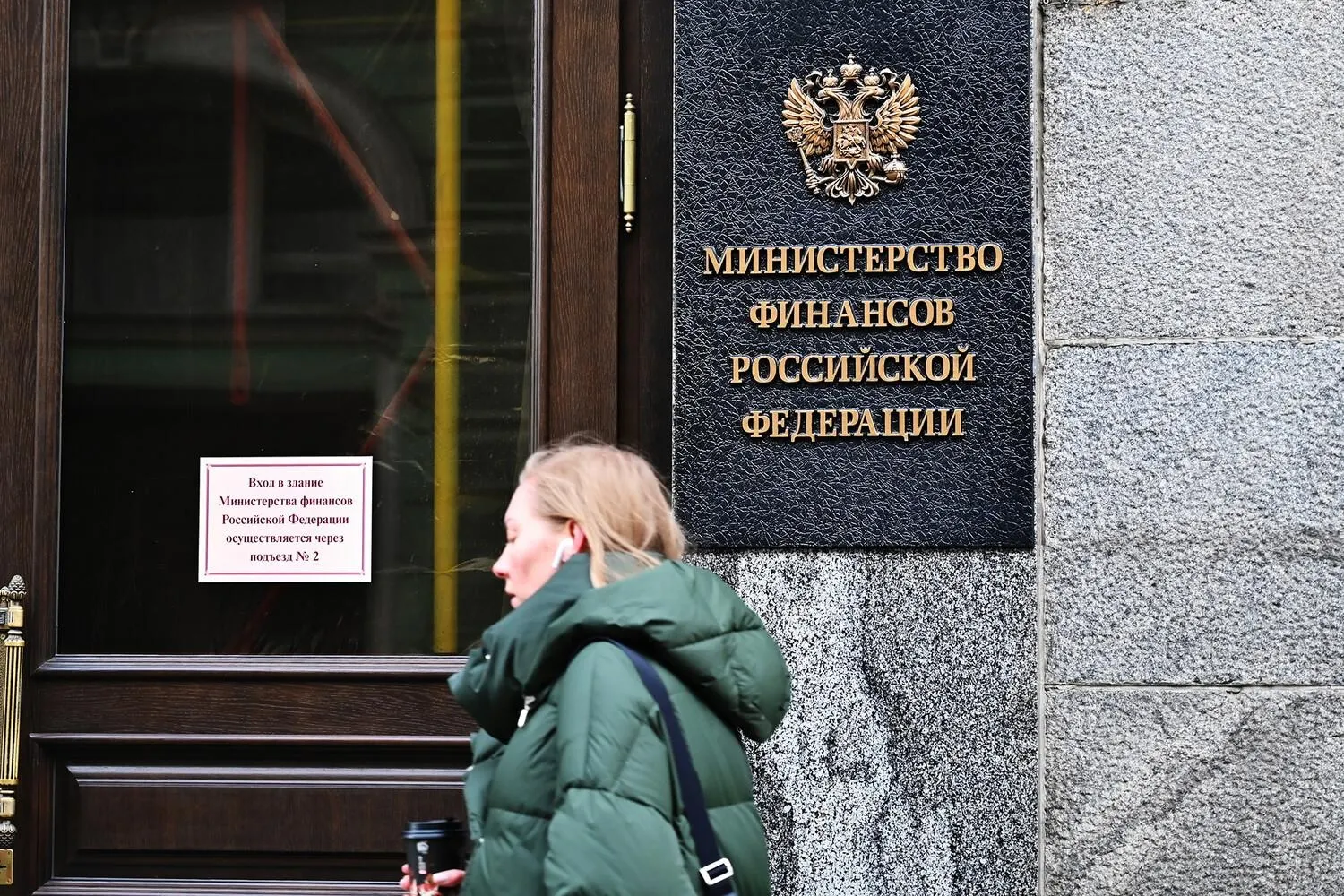 Минфин направит в мае 110 млрд рублей на закупку валюты и золота для ФНБ на фоне роста нефтяных цен; ликвидная часть фонда составляет около 3,6 трлн рублей, но ожидается её рост к концу года.