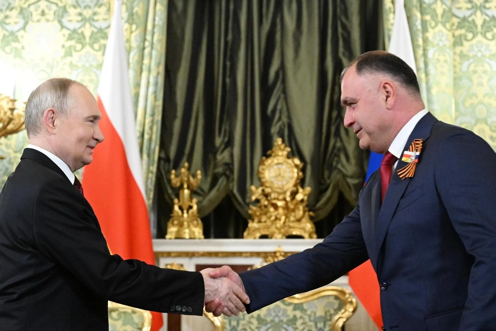 Владимир Путин направил на ратификацию документ о сближении законодательства и экономической интеграции России и Южной Осетии: стороны предусматривают координацию внешней и оборонной политики, единое экономическое пространство и взаимное признание документов.