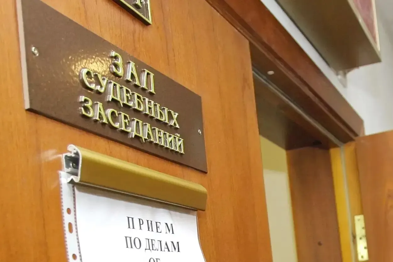 По данным Верховного суда, в 2024 году было вынесено 219 приговоров по делам о госизмене. Правозащитники и аналитики фиксируют резкий рост подобных дел за последние годы и говорят о недостоверности официальной статистики.
