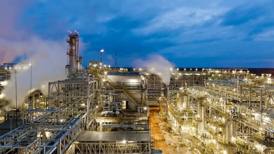 После налёта беспилотников 5 мая Киришский нефтеперерабатывающий завод остановил переработку и приостановил отгрузки — повреждены ключевые технологические объекты, ремонт может занять длительное время.
