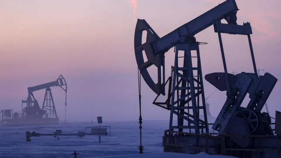 По обновлённому макропрогнозу Минэкономразвития добыча нефти в 2026 году снизится до 511 млн тонн — четвёртый год падения подряд. Причины — ухудшение финансовых показателей компаний, сокращение бурения и ограничения, связанные с военным контекстом.
