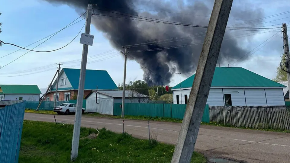 Утром 13 мая на ряде предприятий топливно‑энергетического комплекса произошли возгорания после атак беспилотных летательных аппаратов: огонь зафиксировали в Астрахани, Башкортостане, на Тамани и в других регионах; есть пострадавшие, идут ликвидация и проверки.