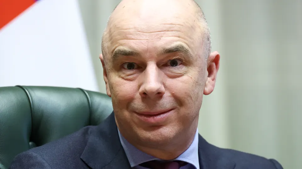 Из‑за понижения прогноза роста и сокращения нефтегазовых поступлений Минфин рассматривает оптимизацию расходов и поиск дополнительных доходов; дефицит уже заметно превышает оставшиеся резервные средства.