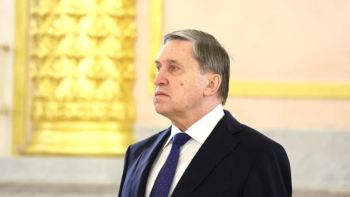 Помощник российского руководителя заявил, что прекращение боевых действий невозможно без вывода украинских войск из Донбасса. Он также подчеркнул активность телефонных контактов с США; президент заявил о готовности к встрече при условии предварительных договорённостей.