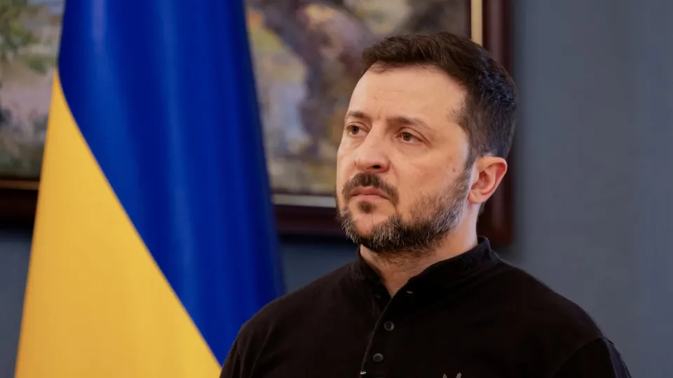 Президент Украины заявил о приостановке боевых действий с 00:00 в ночь с 5 на 6 мая и призвал Кремль предпринять реальные шаги для прекращения войны. Ранее российское военное ведомство объявило об одностороннем прекращении огня на 8–9 мая и предупредило о возможных ударах в случае срыва празднования.