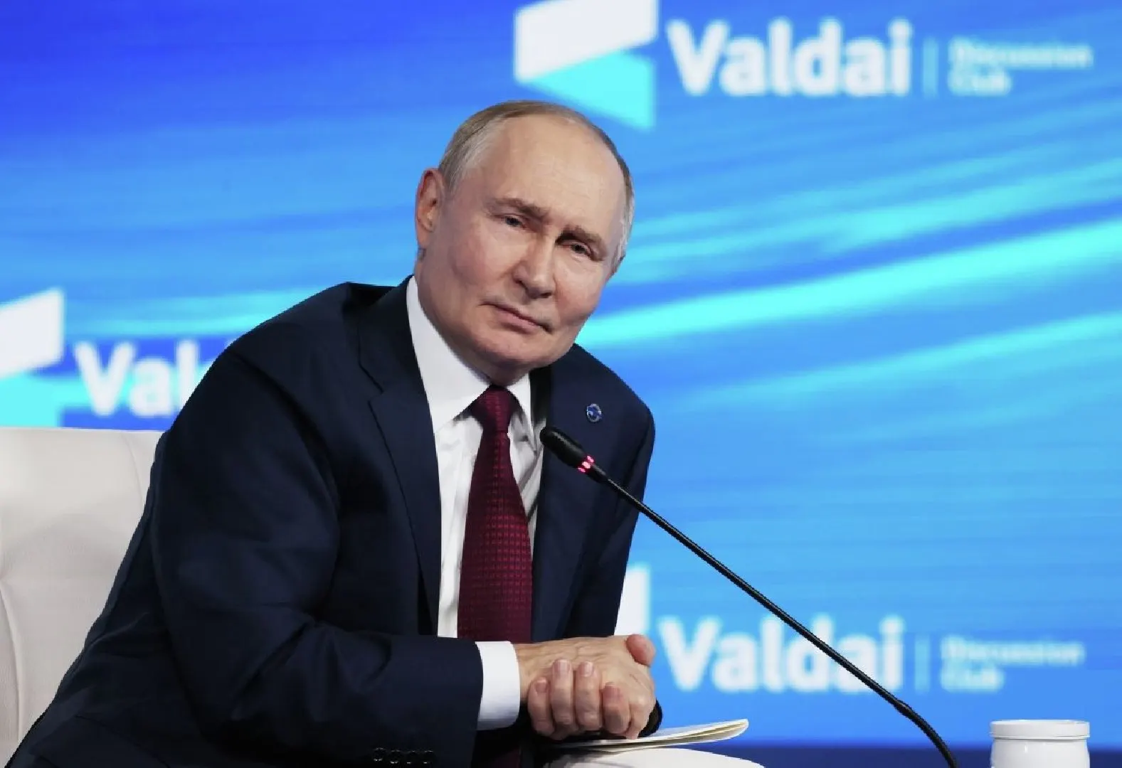 Международный уголовный суд разъяснил, что государства, ратифицировавшие Римский статут, обязаны исполнять ордер на арест Владимира Путина при его приглашении на переговоры. Освободить от ответственности может только ситуация, связанная с официальной процедурой ООН.