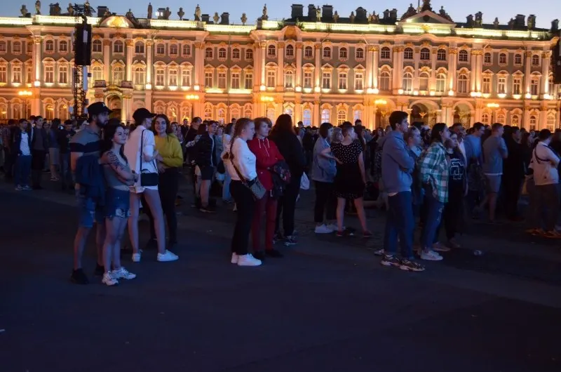 Ночью 27–28 июня в Санкт-Петербурге состоится праздник «Алые паруса — 2026» для примерно 66 тысяч выпускников. Одновременно утверждены 300 приоритетных образовательных программ и увеличены бюджетные места; в Смоленске 26–28 июня пройдут мероприятия ко Дню молодёжи.