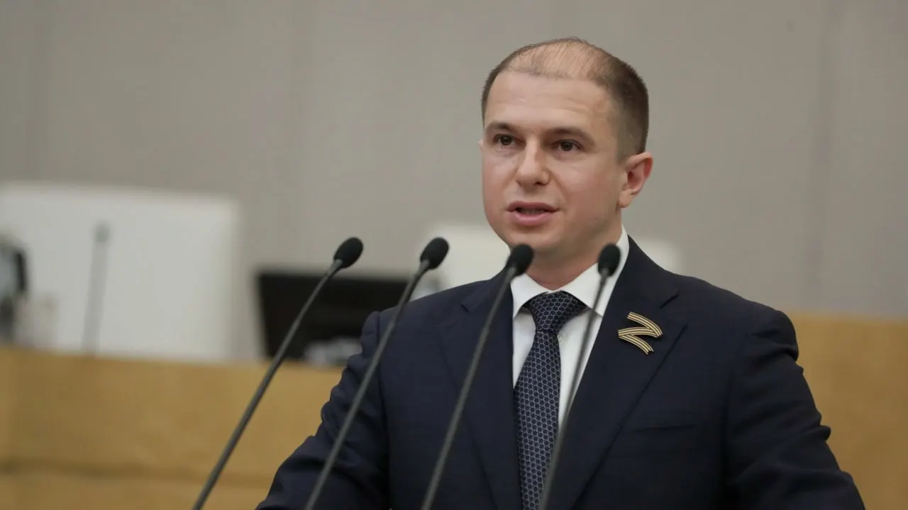 На съезде партии в Москве объявили списки кандидатов: по округу Романова выдвинули Михаила Рахлина, ряд петербургских депутатов пойдут по другим регионам. Лидируют в списке Сергей Боярский и Юрий Петров.