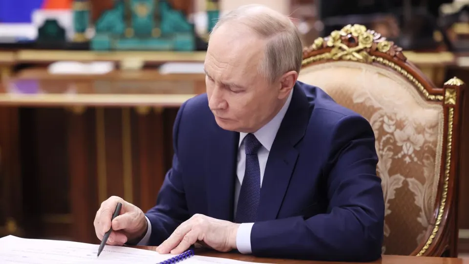 Закон позволяет арестовывать имущество и банковские счета россиян, находящихся за рубежом, за ряд административных правонарушений. Документ вступит в силу 1 сентября 2026 года.