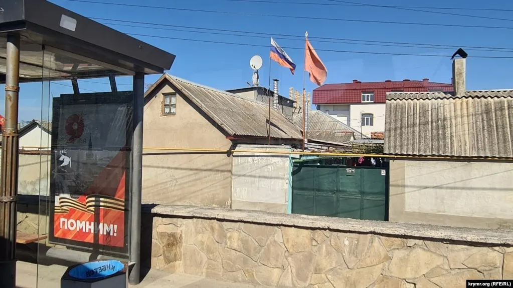 По данным российских властей, в результате атак беспилотников в Крыму и на пригородный поезд есть погибшие и раненые. Силы ПВО сообщают о многочисленных сбитых БПЛА; украинская сторона комментариев пока не давала.