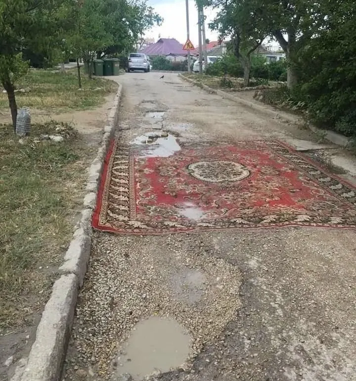 В Госдуму внесён законопроект, позволяющий жильцам самостоятельно устранять проблемы с асфальтовым покрытием во дворах и на местных дорогах. Авторы инициативы считают, что коммунальщики не всегда успевают вовремя восстанавливать покрытие; в правительстве проект не поддержали, указывая на необходимость участия специалистов.