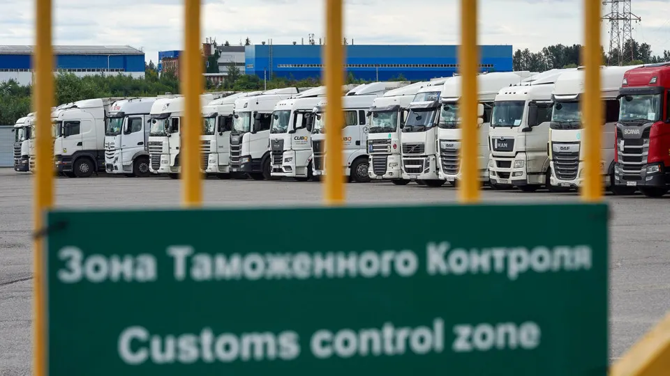 Переход на систему подтверждения ожидания товаров (СПОТ) отложили: введён переходный период, ряд положений уже действует, а упрощённый режим для стран ЕАЭС продлили до конца августа. Импортеры и логисты опасаются финансовых и операционных последствий.