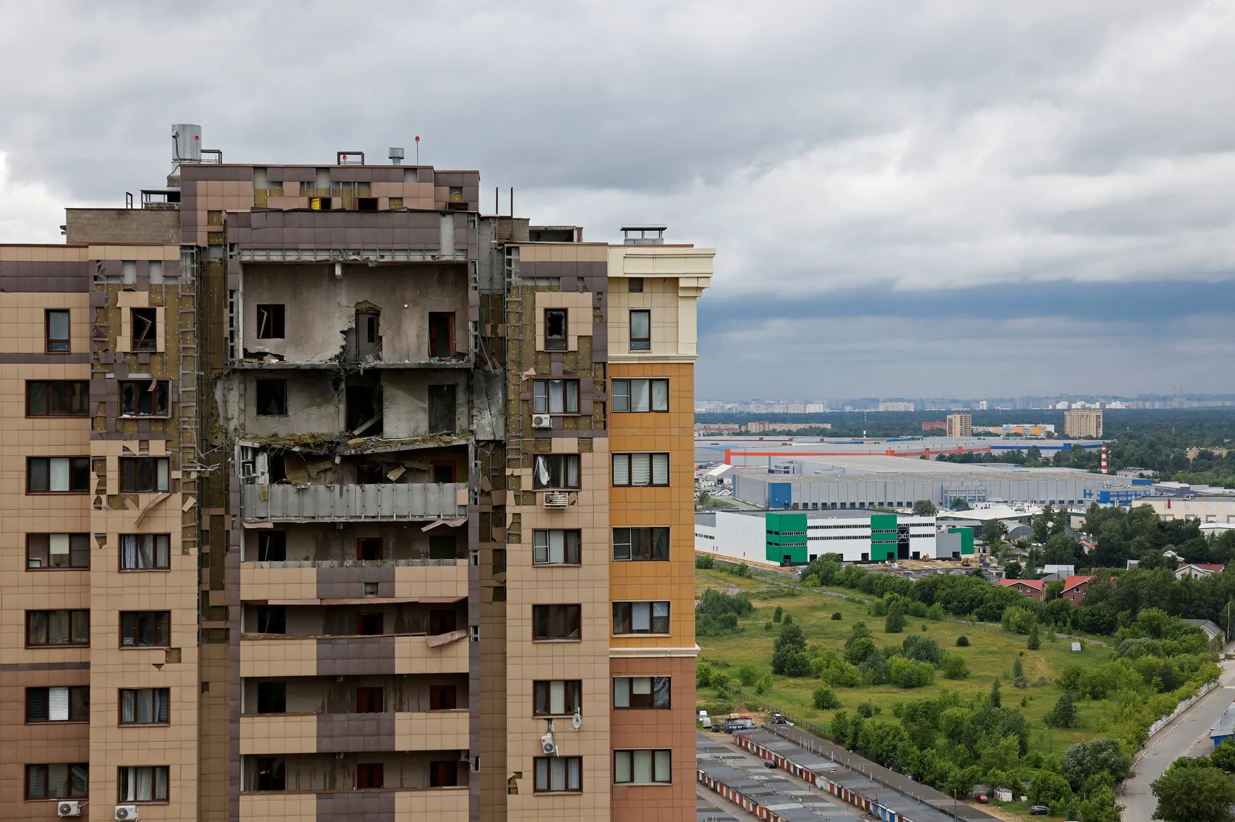 После налёта беспилотников 18 июня в Московской области погиб ребёнок, повреждены жилые дома и объекты инфраструктуры. Власти помогают пострадавшим и ликвидируют последствия повреждений.