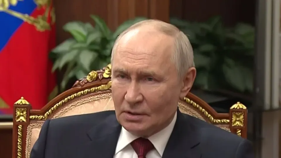Президент России заявил, что Киев якобы предлагал взаимно отказаться от дальних ударов и свести боевые действия к Херсонской, Запорожской областям, а также «ДНР» и «ЛНР», но Москва отвергает такую сделку и называет главной задачей «окончательное освобождение Донбасса и Новороссии».