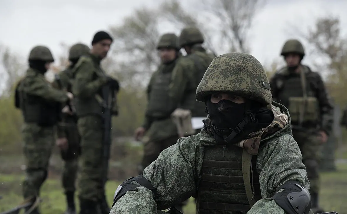 По словам собеседников из окружения власти и военных экспертов, Россия уступает Украине в технологиях и тактике; обсуждается необходимость масштабной мобилизации людских и промышленных ресурсов, но окончательное решение пока не принято.