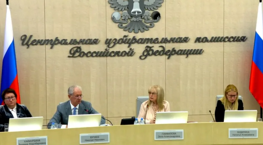 На заседании коллегии поддержали расширение дистанционного электронного голосования, ввели специальные процедуры для участков в прифронтовых и присоединённых зонах и сообщили о приглашении международных наблюдателей из четырёх африканских государств; большинство решений приняты единогласно.