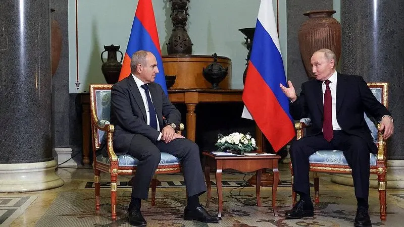По информации пресс‑службы Кремля, президент России позвонил Пашиняну, поздравил с днём рождения и обсудил результаты заседания Высшего евразийского экономического совета, в том числе вопросы участия Армении в ЕАЭС.
