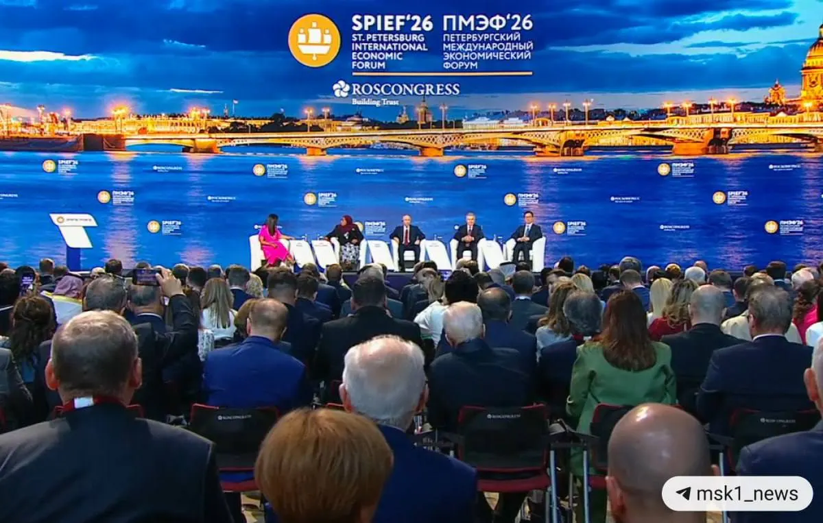В начале выступления президент заявил, что мир проходит серьёзную структурную трансформацию, подчеркнул готовность России к равноправному сотрудничеству и критически отозвался об агрессивной политике европейской бюрократии.
