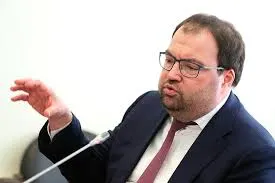 Глава Минцифры на IT‑завтраке в рамках ПМЭФ‑2026 заявил, что внедрение механизмов возрастной идентификации в цифровые платформы — вопрос ближайшей повестки; ведомство изучает зарубежный опыт, в том числе платформы вроде Roblox.