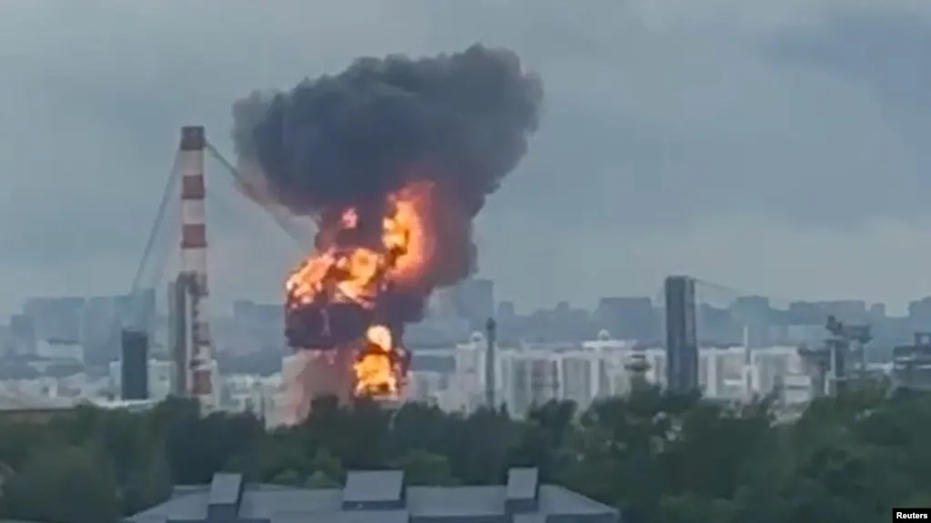 Два удара беспилотников вывели московский НПЗ из строя; восстановление займёт как минимум полгода, что усугубляет дефицит топлива в ряде регионов и вызывает обсуждение мер по стабилизации рынка.