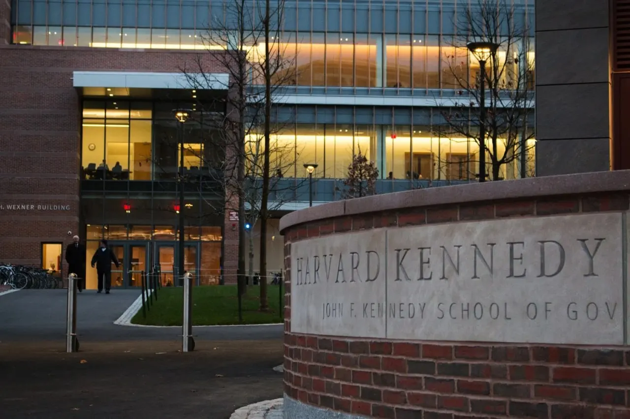 В новый перечень «нежелательных организаций» включили Davis Center, Украинский исследовательский институт и Harvard Kennedy School. За сотрудничество с такими организациями может грозить уголовная ответственность.
