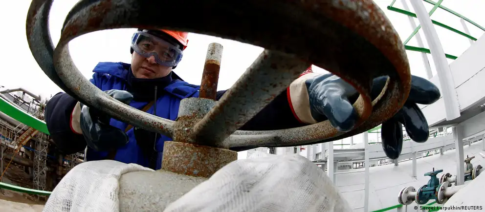 Утром 25 июня беспилотники нанесли удары по Уфимскому нефтеперерабатывающему комплексу: повреждены установки на двух заводах, зафиксированы очаги возгорания. Российские власти отчитались о массовом перехвате дронов, на фоне ударов ряд регионов ввёл ограничения на продажу топлива.