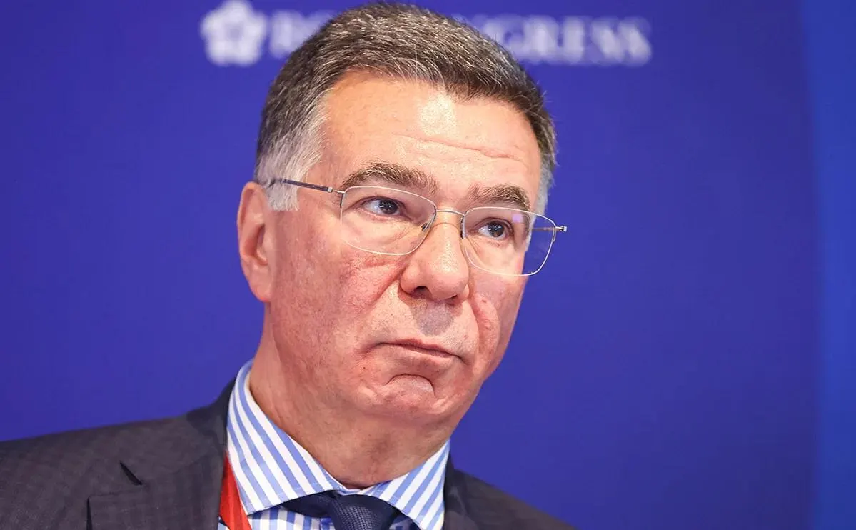 В ряде субъектов РФ ограничили отпуск бензина в одни руки — от запрета на продажу в канистрах до лимитов 20–150 литров. Власти объясняют снижение добычи ремонтами, в отрасли фиксируют падение переработки и рост рисков для работников портов и НПЗ.