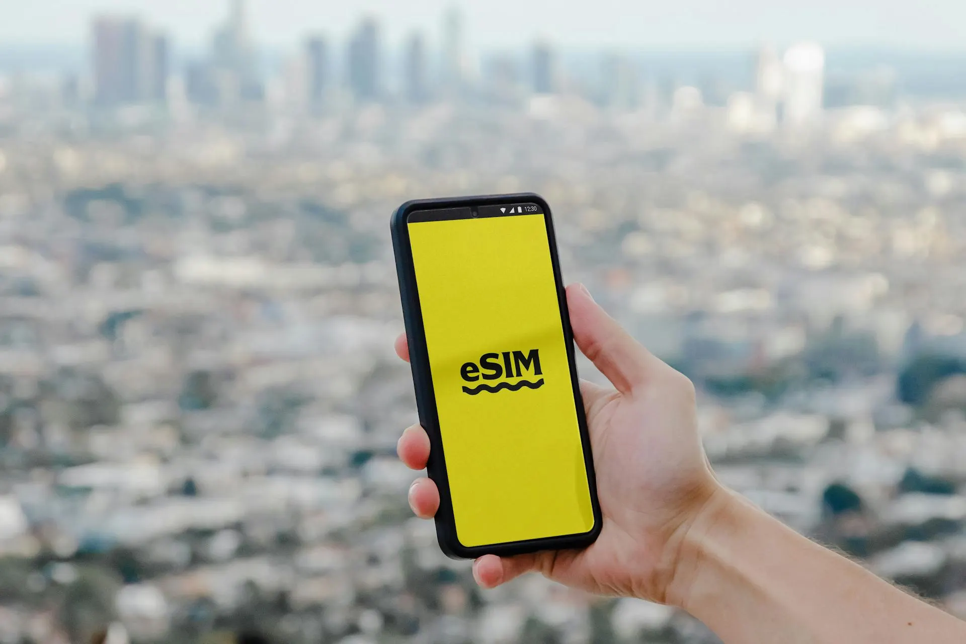 Обсуждаются запрет на регистрацию зарубежных eSIM, введение дополнительной идентификации для М2М‑сим-карт и запрет голосовых и SMS‑услуг с них. Решения пока не приняты.