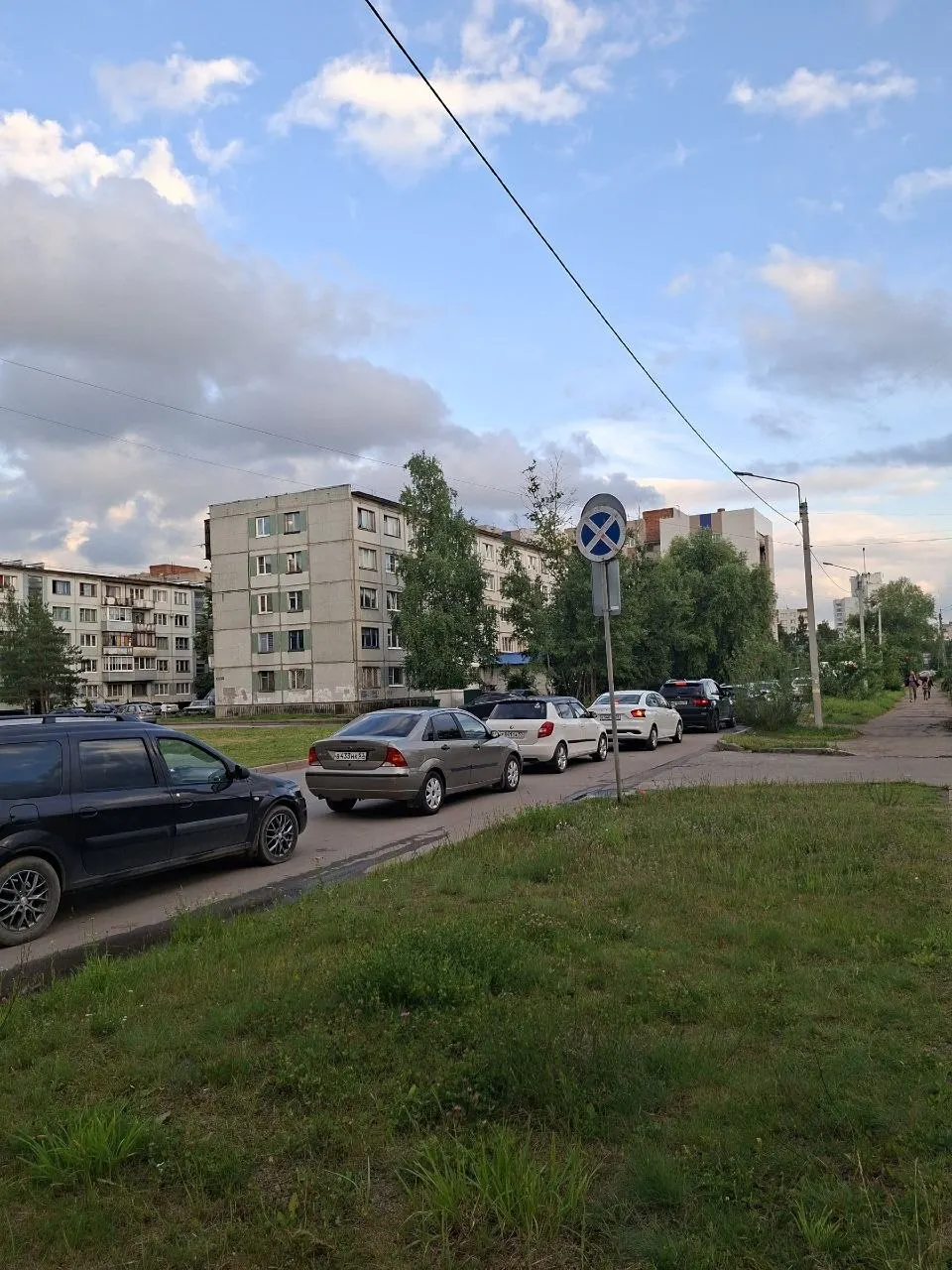 На автозаправке в Великом Новгороде образовалась очередь за 95‑м бензином. Позже выяснилось, что закончились и 95‑й, и 92‑й марки.