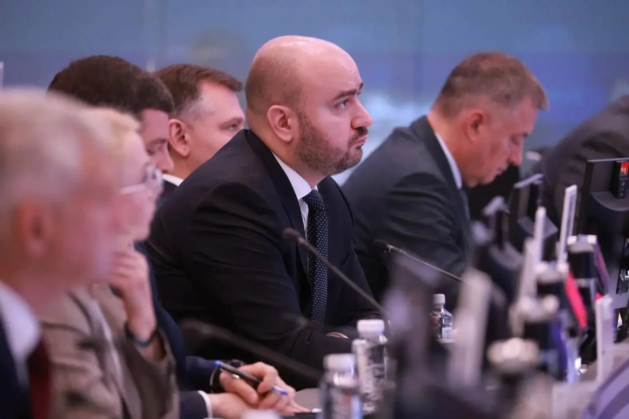 Вячеслав Федорищев в Москве обсуждал с федеральными властями и поставщиками поставки бензина и дизеля в регионы, а также меры по стабилизации рынка и контроль логистики и цен.