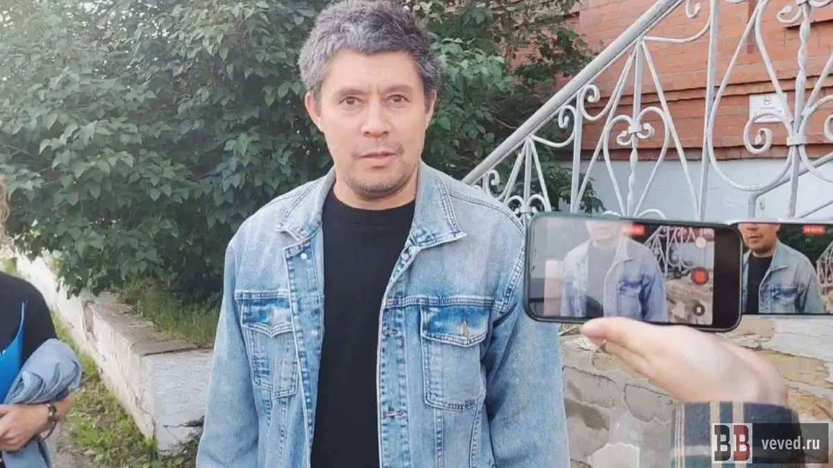 Грэй Болтачев задержан на рабочем месте, арестован по статье о «мелком хулиганстве». Он связывает это с намерением баллотироваться в заксобрание Свердловской области; уже готовит документы для участия в выборах.